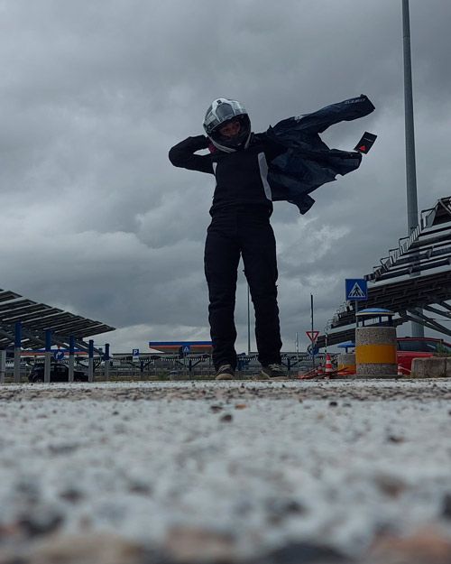 Η Εύη φοράει το αιάβροχο Dainese Anthrax Rain jacket πάνω από το μπουφάν Dainese Hydraflux 2 Air D-Dry